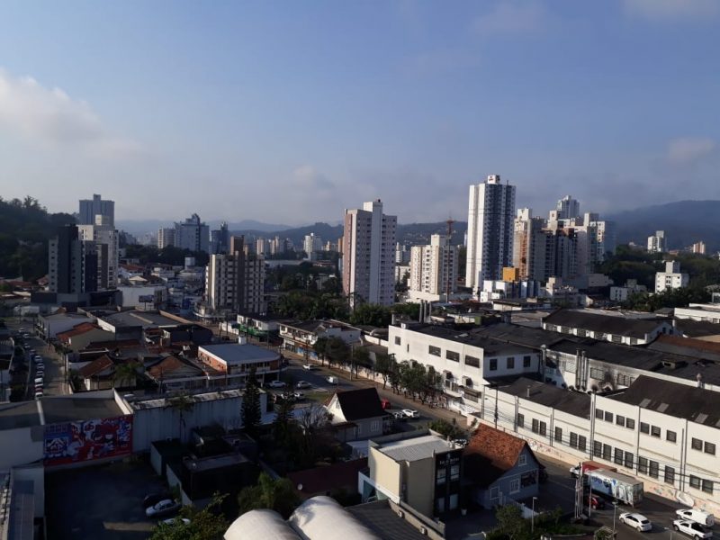 Sexta-feira (2) &eacute; de sol em Blumenau, mas tempo muda no fim de semana – Foto: Ivo Ciquelero