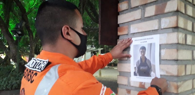 C&atilde;es de resgate fazem busca por menino desaparecido em Cambori&uacute;