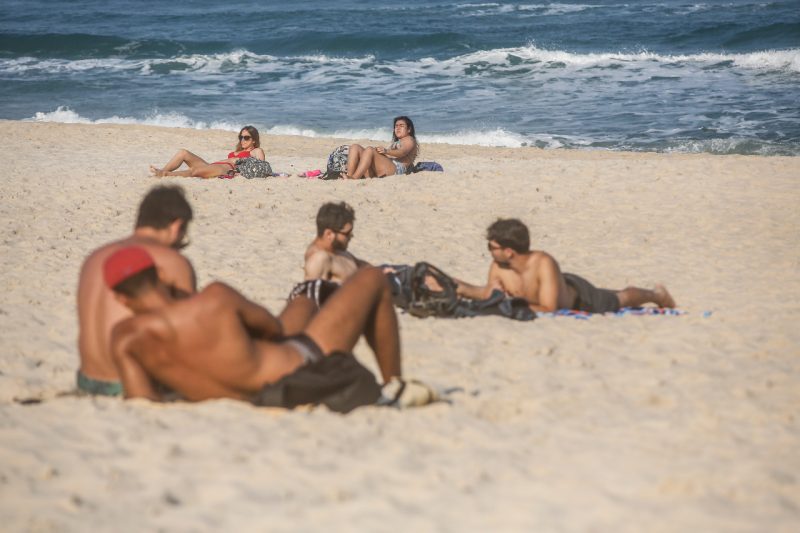 Banhistas aproveitaram o calor na praia Mole – Foto: Anderson Coelho/ND