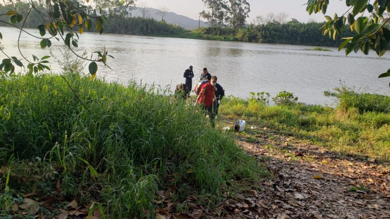 Menino de 9 anos morre afogado no rio Itaja&iacute;-a&ccedil;u em Ilhota – Foto: Corpo de Bombeiros de Ilhota