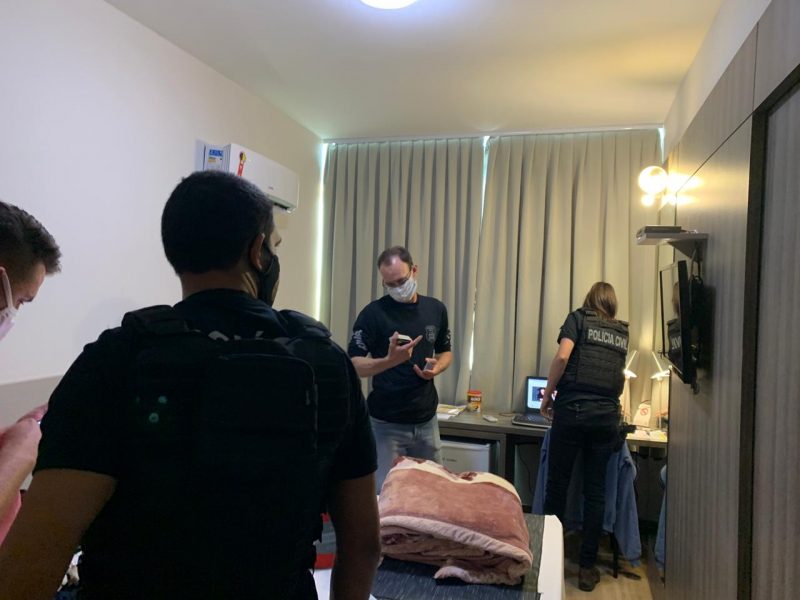 Busca e apreens&atilde;o no hotel onde o investigado estava hospedado em Itaja&iacute; – Foto: Pol&iacute;cia Civil de Videira