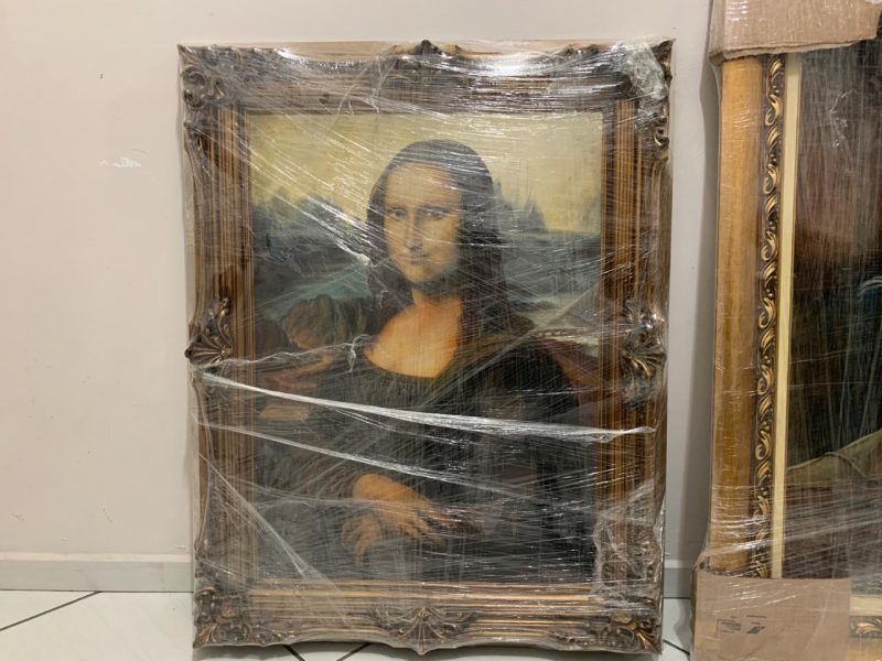 Entre as apreens&otilde;es, uma r&eacute;plica da famosa pintura de Leonardo da Vinci, “Mona Lisa” – Foto: Pol&iacute;cia Civil de Videira