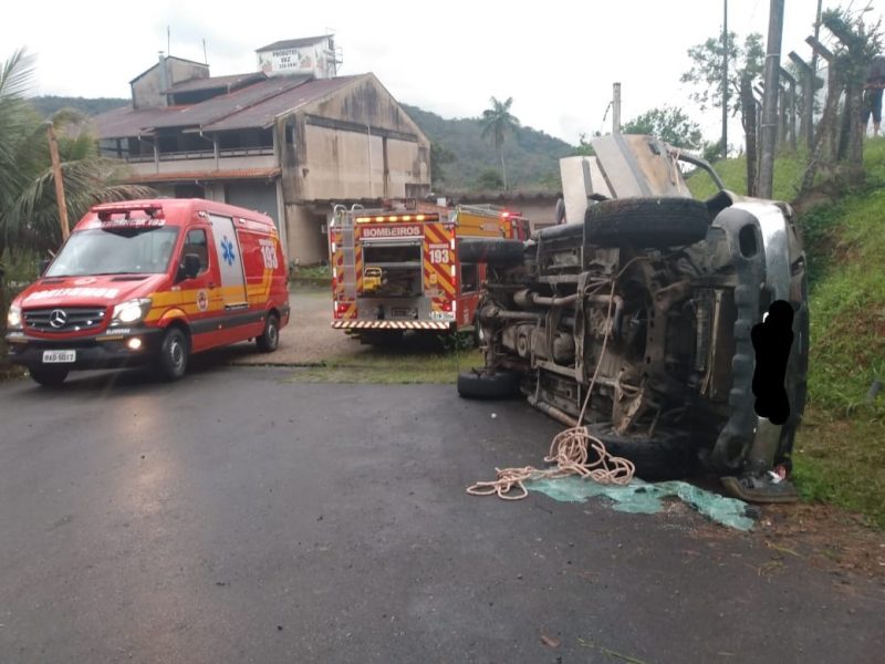 Acidente deixou duas v&iacute;timas, que foram encaminhadas ao Hospital Santo Ant&ocirc;nio para avalia&ccedil;&atilde;o m&eacute;dica – Foto: Divulga&ccedil;&atilde;o/ND