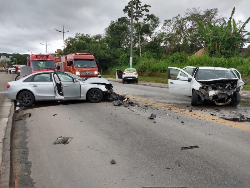 Tr&ecirc;s pessoas tiveram ferimentos leves e uma foi levada em estado grave ao hospital – Foto: Arcanjo 03/Divulga&ccedil;&atilde;o