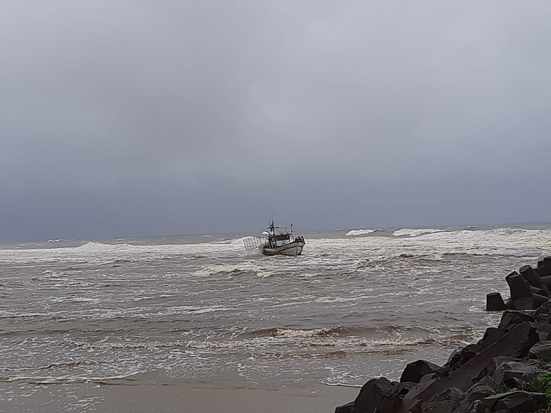 Pescador morre ap&oacute;s barco ser atingido por onda, em Passo de Torres – Foto: Divulga&ccedil;&atilde;o/CBMSC