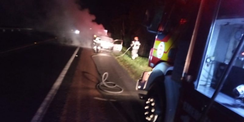 Carro pegou fogo &agrave;s margens da BR-116 – Foto: Corpo de Bombeiros Militar/Divulga&ccedil;&atilde;o