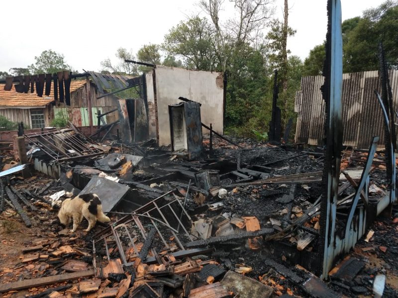 Fogo teria iniciado ap&oacute;s uma das moradoras acederem o fog&atilde;o – Foto: Corpo de Bombeiros Militar/Divulga&ccedil;&atilde;o