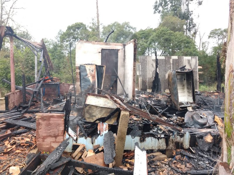 Inc&ecirc;ndio destruiu a casa na manh&atilde; deste domingo (3) – Foto: Corpo de Bombeiros Militar/Divulga&ccedil;&atilde;o