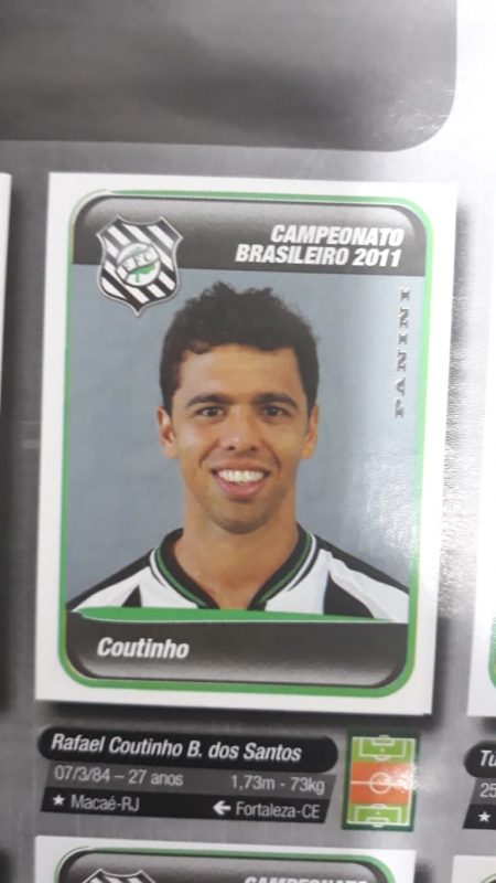 Coutinho, aqui no &aacute;lbum do brasileiro de 2011, atuou em 3 temporadas pelo Figueirense – Foto: Cole&ccedil;&atilde;o/Fabio Machado