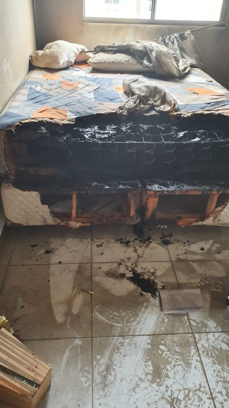 Autor ateou fogo na cama do casal, que foi contido pelos policiais. – Foto: Reprodu&ccedil;&atilde;o