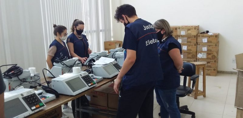 Elei&ccedil;&otilde;es 2020: TRE-SC prev&ecirc; finalizar apura&ccedil;&atilde;o cinco horas ap&oacute;s o fim da elei&ccedil;&atilde;o. Urnas j&aacute; passaram por testes e confer&ecirc;ncia da Justi&ccedil;a Eleitoral – Foto: Diego Antunes/NDTV