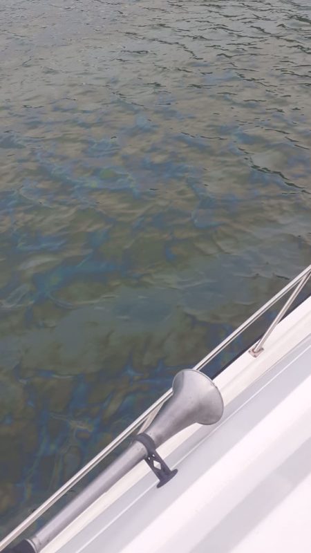 Barco derrama &oacute;leo diesel no mar em Porto Belo. – Foto: Reprodu&ccedil;&atilde;o/Internet