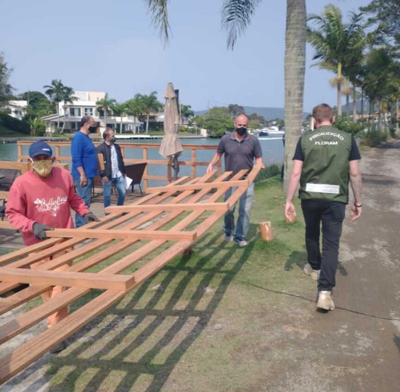 Estrutura montada em deck p&uacute;blico foi demolida pela fiscaliza&ccedil;&atilde;o – Foto: Reprodu&ccedil;&atilde;o/ND