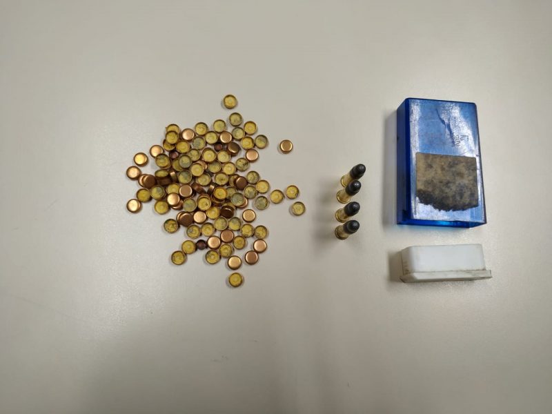Na casa o cão farejador da polícia encontrou munições de calibre nominal 22 – Foto: Polícia Civil