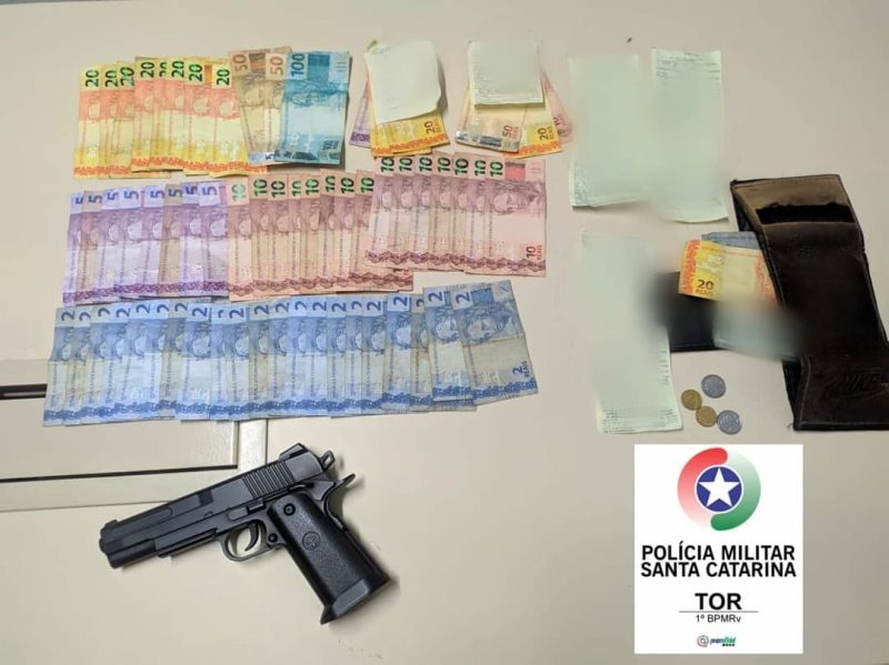 Pol&iacute;cia apreendeu quantia em dinheiro e pistola de airsoft – Foto: Divulga&ccedil;&atilde;o/PMRv