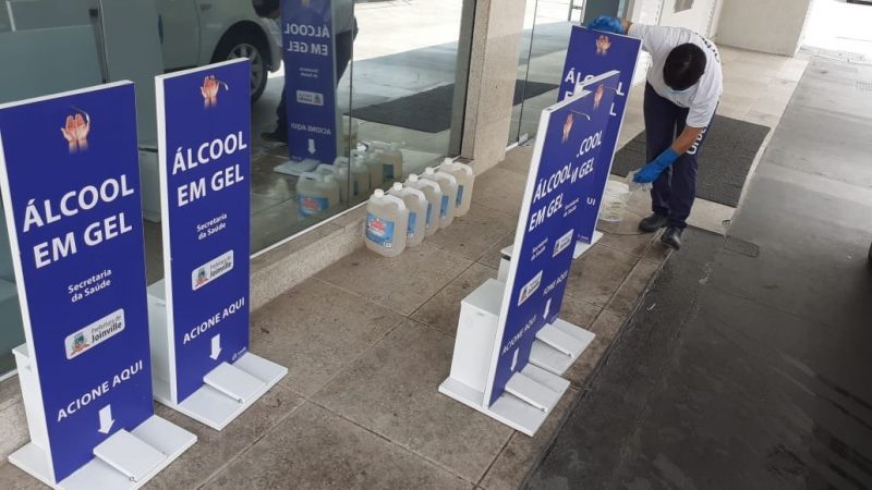 Secretaria da Sa&uacute;de de Joinville instalou na Rodovi&aacute;ria suportes com &aacute;lcool em gel para o atendimento aos usu&aacute;rios. – Foto: Divulga&ccedil;&atilde;o ND