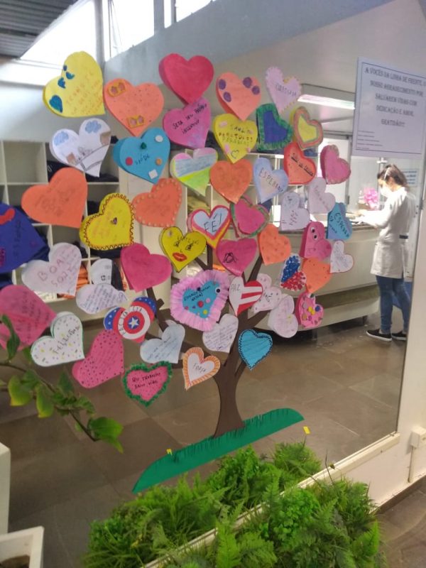 &Aacute;rvore foi montada no local de entrada dos colaboradores do HRO. – Foto: Prefeitura de Chapec&oacute;/Divulga&ccedil;&atilde;o/ND