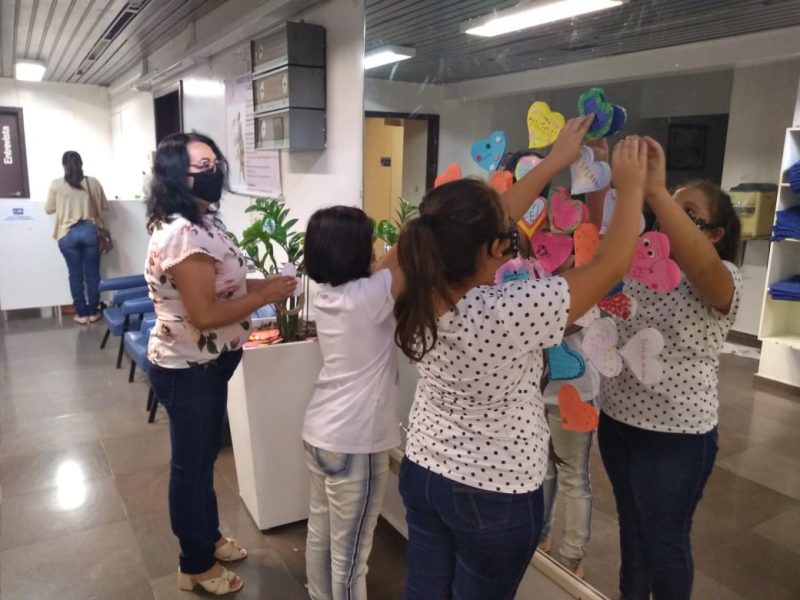 Crian&ccedil;as fizeram o mural em apoio aos profissionais de sa&uacute;de. – Foto: Prefeitura de Chapec&oacute;/Divulga&ccedil;&atilde;o/ND