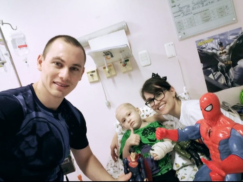 Enzo, com os pais Douglas e Aline, se recupera ap&oacute;s o transplante de medula &oacute;ssea – Foto: Arquivo Pessoal/Divulga&ccedil;&atilde;o/ND