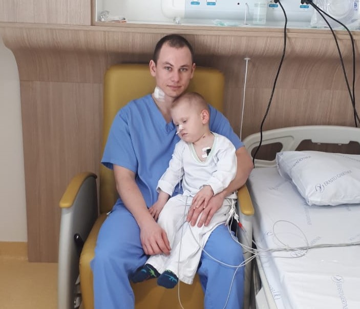 Enzo no colo do papai Douglas, recebendo a nova medula. – Foto: Arquivo Pessoal/Divulga&ccedil;&atilde;o/ND