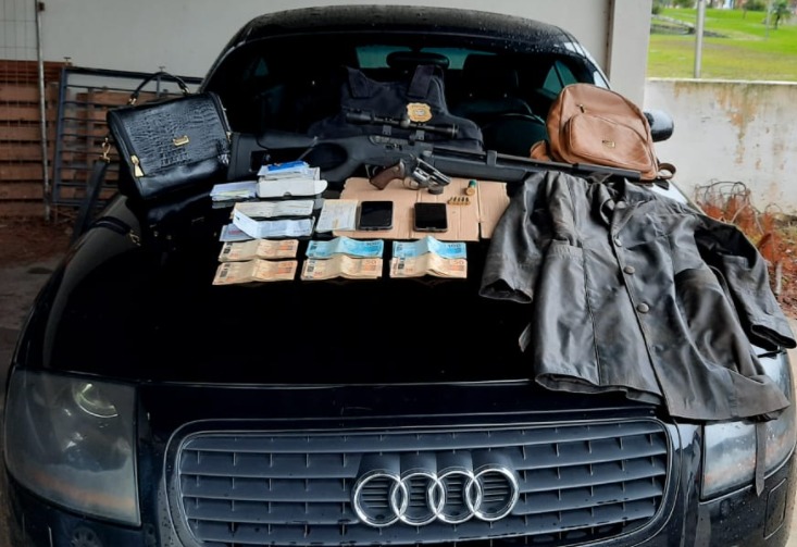 Al&eacute;m do audi, pol&iacute;cia tamb&eacute;m apreendeu armas e muni&ccedil;&otilde;es – Foto: Pol&iacute;cia Civil/Divulga&ccedil;&atilde;o