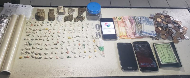 Mulher &eacute; presa por tr&aacute;fico de drogas no Badenfurt, em Blumenau – Foto: Divulga&ccedil;&atilde;o/Pol&iacute;cia Militar de Blumenau