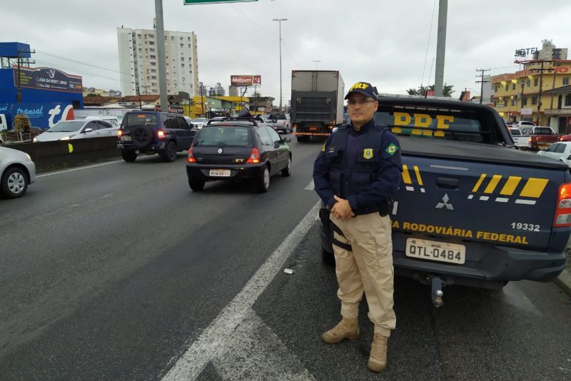 Tr&acirc;nsito &eacute; intenso na sa&iacute;da para o feriado de Nossa Senhora Aparecida – Foto: Divulga&ccedil;&atilde;o / PRF SC