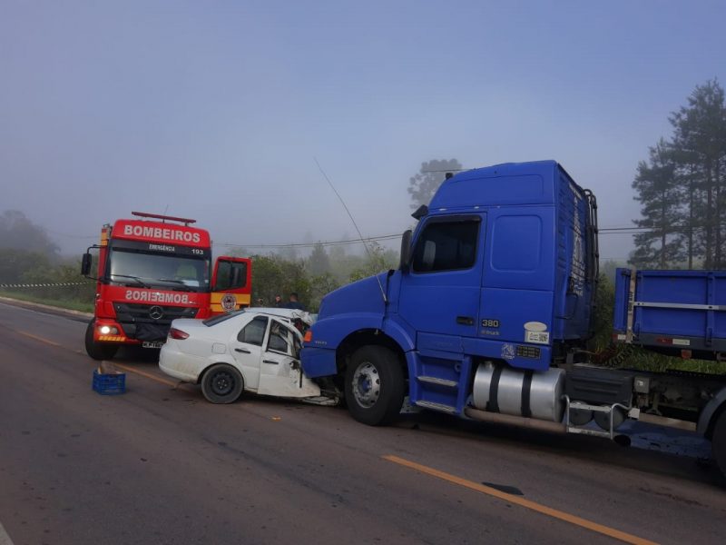 Jovem fica ferido em acidente entre carro e caminh&atilde;o em Papanduva – Foto: Divulga&ccedil;&atilde;o/Corpo de Bombeiros