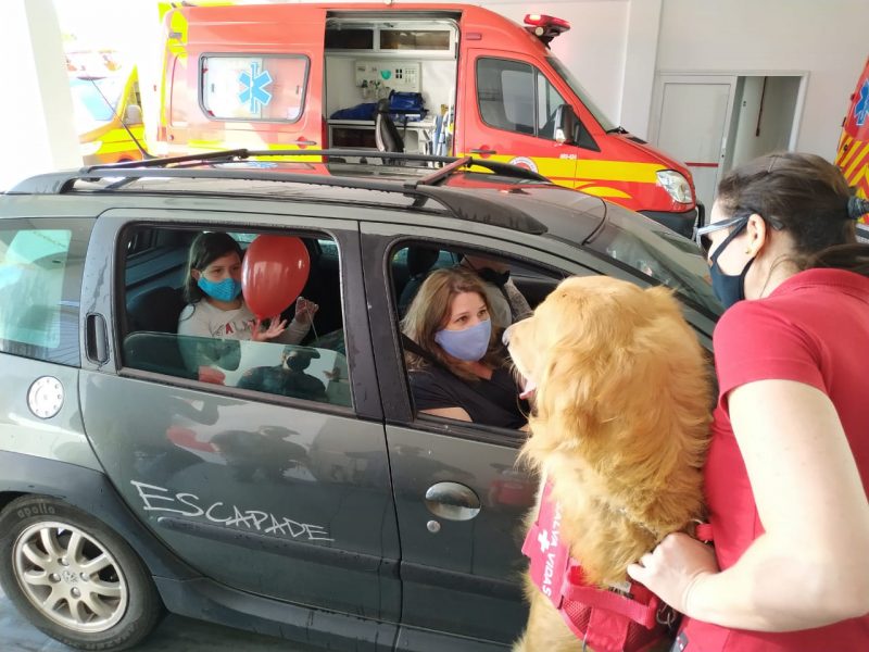 A tarde foi animada no Batalh&atilde;o dos Bombeiros para comemorar o Dia das Crian&ccedil;as no primeiro drive-thru – Foto: Junior Spindula/NDTV