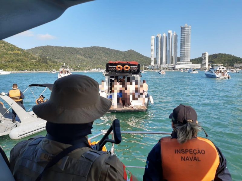 Fiscalização também ocorreu no mar, pela Marinha e pela Polícia Militar. – Foto: Divulgação/12 BPM Balneário Camboriú