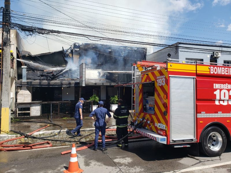 Inc&ecirc;ndio destr&oacute;i restaurante na Praia Brava em Itaja&iacute; – Foto: Divulga&ccedil;&atilde;o/Corpo de Bombeiros de Itaja&iacute;