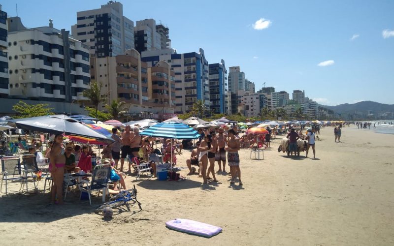 Praia de Itapema lotada no domingo do feriad&atilde;o de 12 de outubro – Foto: Eliane Figueiredo/Divulga&ccedil;&atilde;o/ND