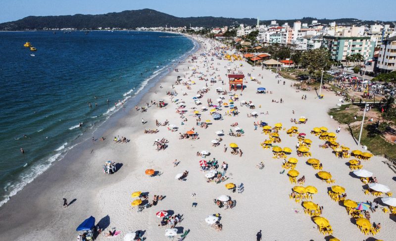 Com faixa de areia mais larga, Canasvieiras viveu um domingo de verão em plena primavera – Foto: Anderson Coelho/Arquivo/ND