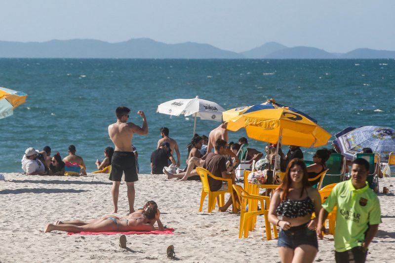 A faixa de areia foi disputada em alguns trechos da orla no Norte da Ilha de SC, no feriado do dia 12 de outubro – Foto: Anderson Coelho/ND