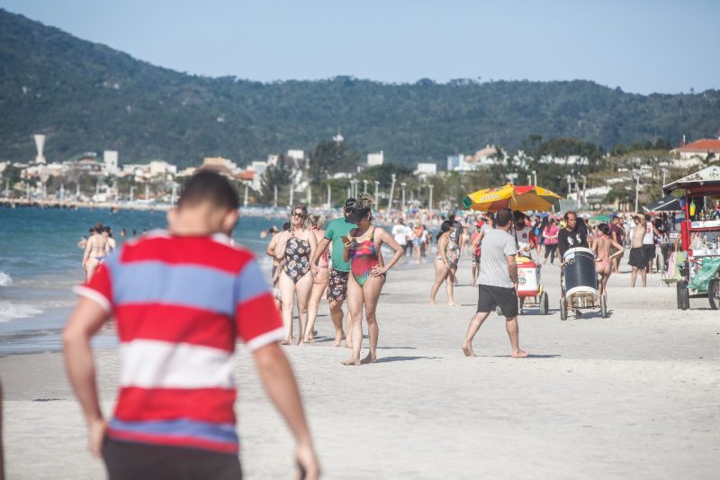 Praia de Canasvieiras, no Norte da Ilha de SC, no &uacute;ltimo feriad&atilde;o- Foto: Anderson Coelho/ND