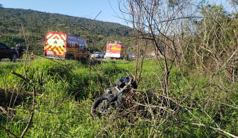 Duas pessoas ficam feridas em acidente na BR-470 em Navegantes – Foto: Divulga&ccedil;&atilde;o / CBV Ilhota