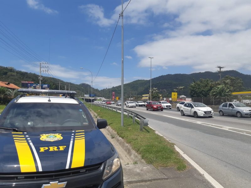 No sentido norte da BR-101, entre Balneário Camboriú e Itajaí, o trânsito também ficou lento. – Foto: Divulgação/PRF