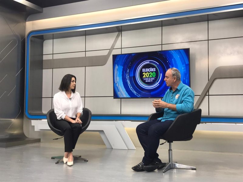 A entrevista com Anelisio Machado foi conduzida pela apresentadora Sabrina Aguiar – Foto: Luana Amorim/ND