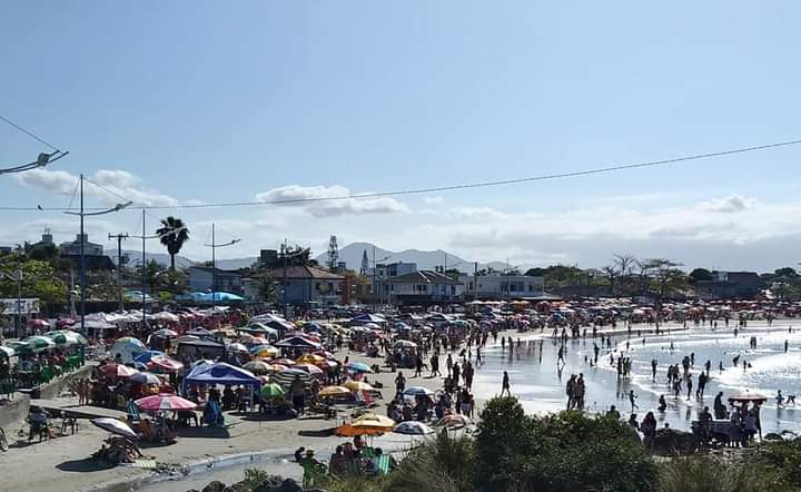 Praias de Itapoá ficaram lotadas  durante o feriadão &#8211; Foto: Divulgação/ND