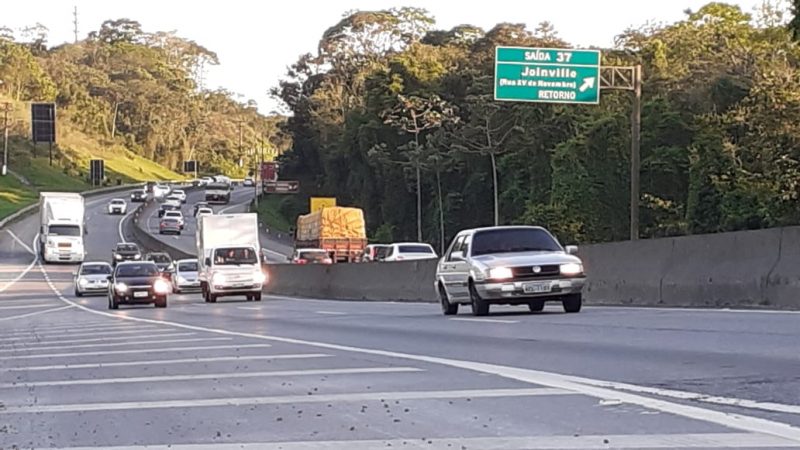 Tr&acirc;nsito intenso no km 37 da BR-101, em Joinville, no fim da tarde desta segunda-feira – Foto: Gladionor Ramos, NDTV Record TV
