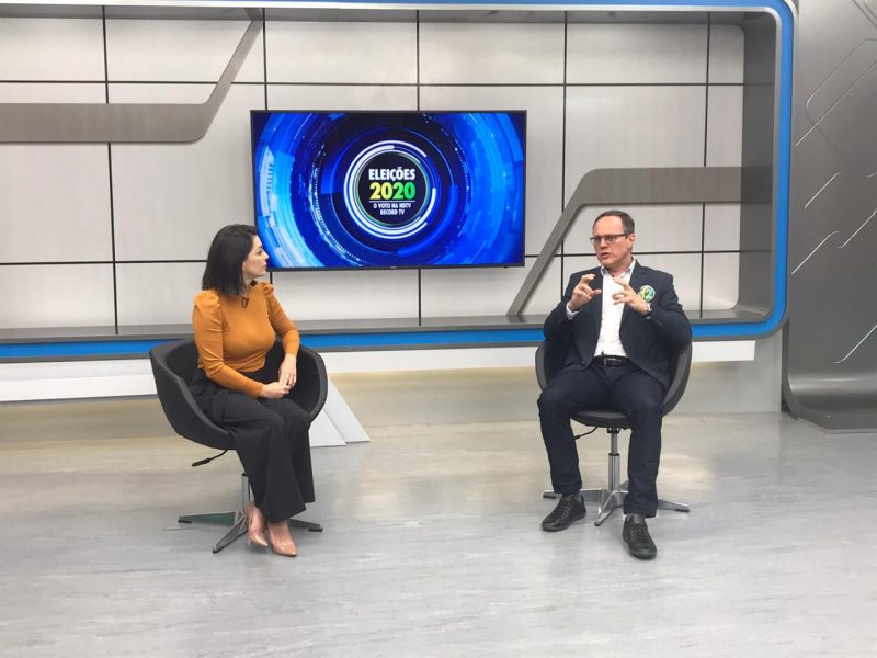 Entrevista com James Schroeder foi conduzida pela apresentadora Sabrina Aguiar – Foto: Luana Amorim/ND