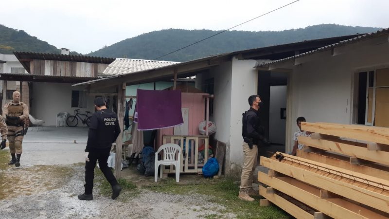 Pol&iacute;cia apreende drogas e prende um homem em Balne&aacute;rio Cambori&uacute;. – Foto: Divulga&ccedil;&atilde;o/Pol&iacute;cia Civil