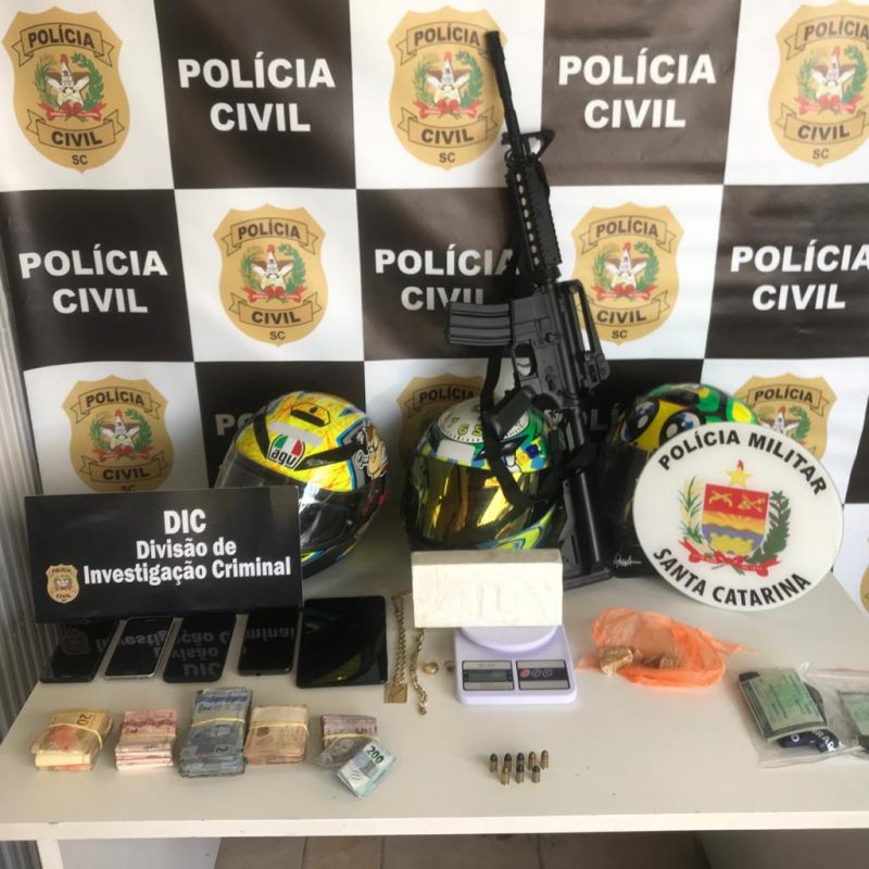 Na casa do homem foram apreendidos itens de luxo, dinheiro, armas e munic&ccedil;&otilde;es. – Foto: Divulga&ccedil;&atilde;o/Pol&iacute;cia Civil