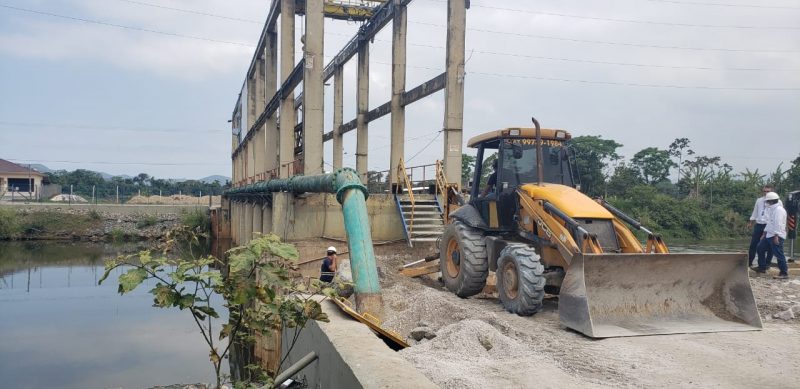 Recupera&ccedil;&atilde;o das estruturas da capta&ccedil;&atilde;o de &aacute;gua do Rio Itaja&iacute;-A&ccedil;u continua. – Foto: Divulga&ccedil;&atilde;o/Semasa