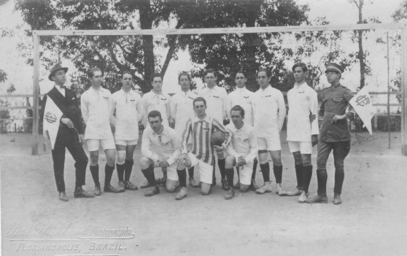 O leitor e funcion&aacute;rio da Biblioteca P&uacute;blica do Estado, Alzemi Machado, envia foto que foi publicada no Jornal O Estado, na edi&ccedil;&atilde;o do dia 17/07/1969. S&atilde;o os jogadores do Internato, formado por alunos internos do Col&eacute;gio Catarinense. Em p&eacute;: Bandeira, Guilherme Krieger, Agenor Carneiro (Laguna), Arthur La Porta, Alcides Piazza, Arno Hoeschel, Jo&atilde;o Febr&ocirc;nio, Eduardo Vieira, e Aloysio Castro. Agachados: Faustino Cauduro, Irineu Sandrini e Jos&eacute; Galotti. – Foto: Alzemi Machado/Adalberto Kl&uuml;ser/ND