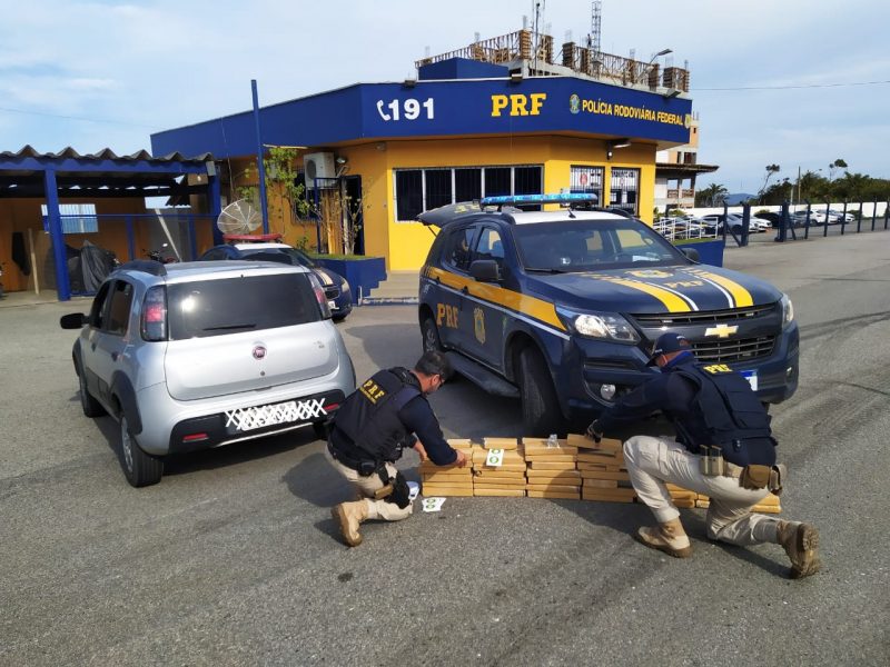 Droga estava sendo levada a Florian&oacute;polis. – Foto: Divulga&ccedil;&atilde;o/PRF