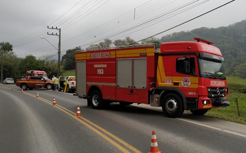 Tamb&eacute;m atenderam a ocorr&ecirc;ncia o Samu e a PRE (Pol&iacute;cia Rodovi&aacute;ria Estadual – Foto: Divulga&ccedil;&atilde;o / Corpo de Bombeiros de Timb&oacute;
