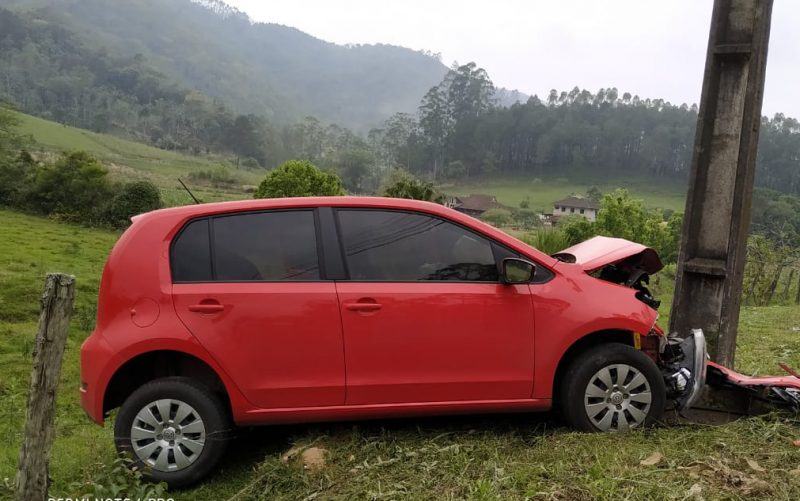 Carro com duas crian&ccedil;as colide em poste em Timb&oacute; – Foto: Divulga&ccedil;&atilde;o / Corpo de Bombeiros de Timb&oacute;