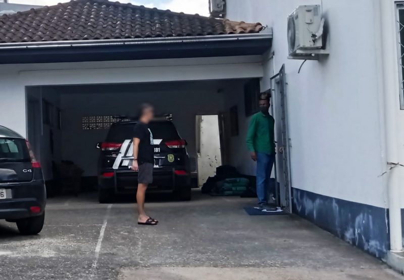 Influencer chegou &agrave; delegacia acompanhado de um amigo – Foto: Juan Todescatt/NDTV