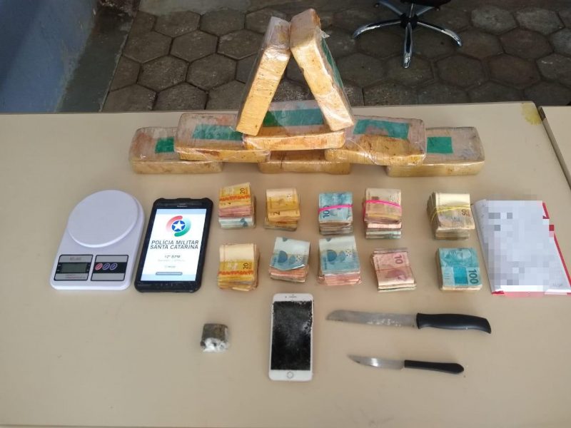 Homem &eacute; preso com mais de 8 Kg de crack e R$ 50 mil em Balne&aacute;rio Cambori&uacute;. – Foto: Divulga&ccedil;&atilde;o/PM